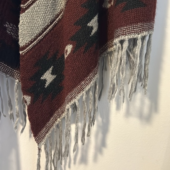 Knit fringe shawl poncho size L/XL NWOT - Picture 4 of 7